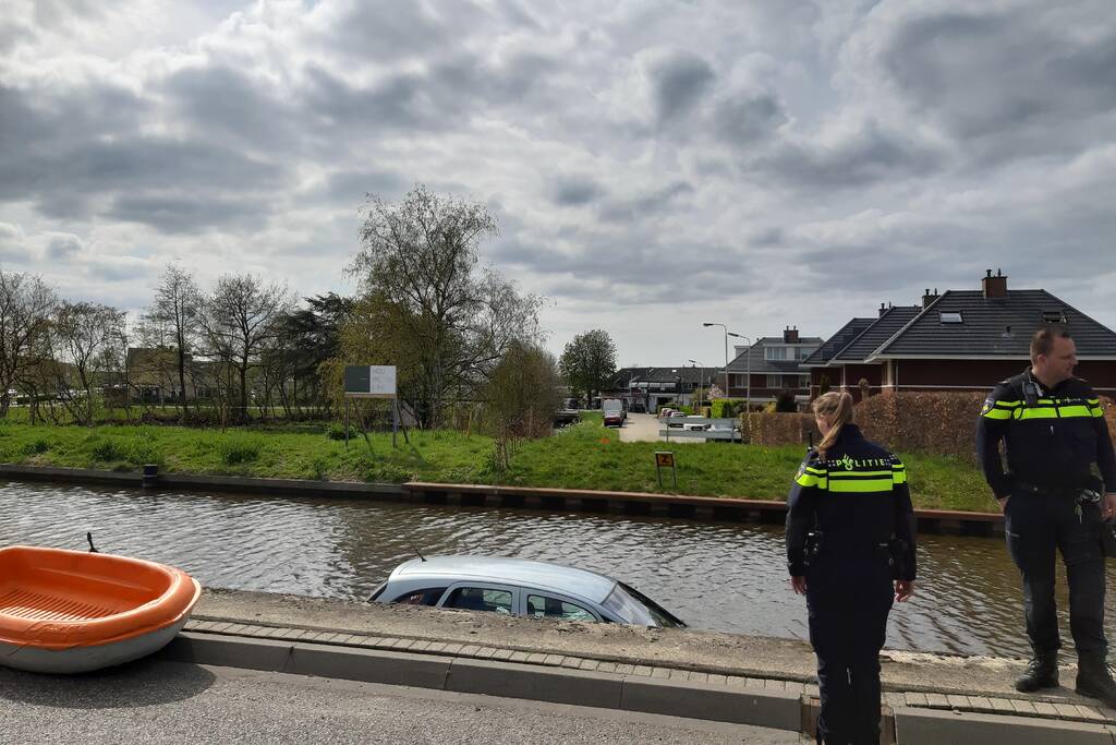 Personenauto belandt in water