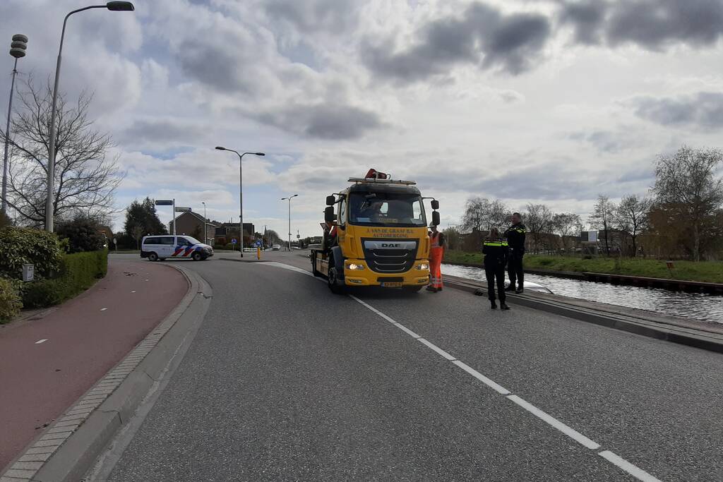 Personenauto belandt in water