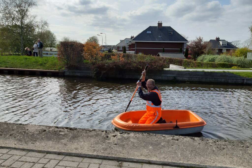 Personenauto belandt in water