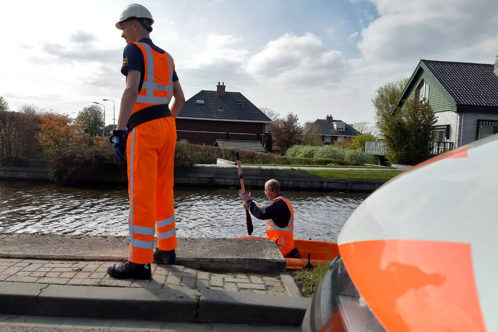 Personenauto belandt in water