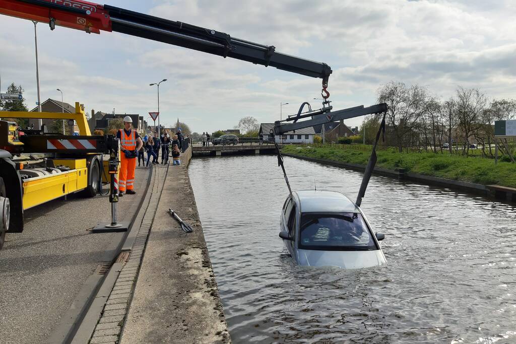 Personenauto belandt in water