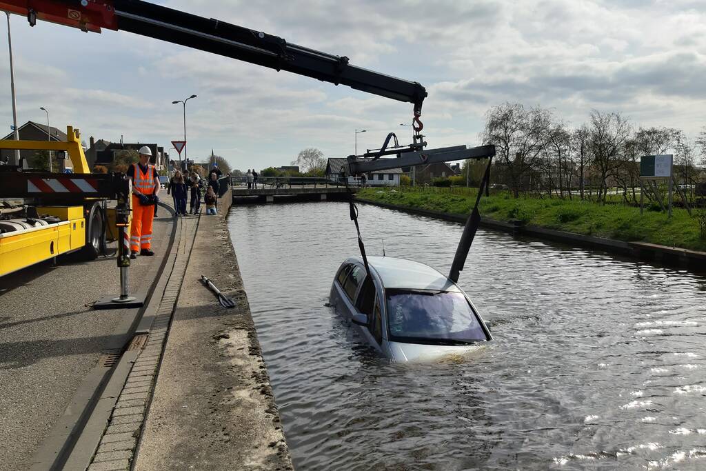 Personenauto belandt in water
