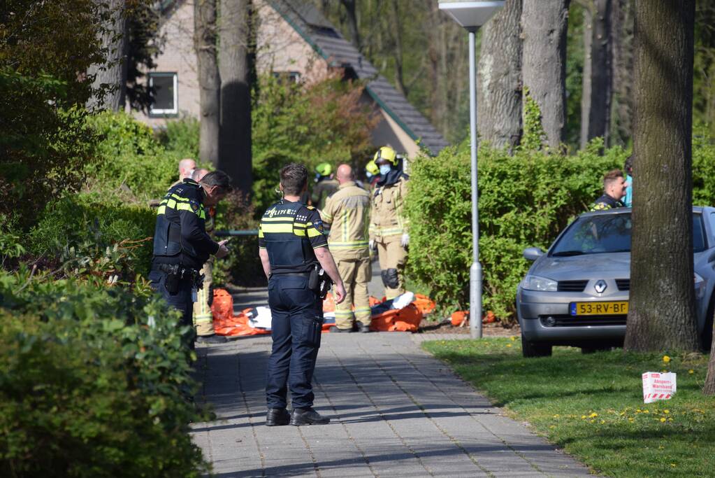 Grote inzet hulpdiensten bij man op dak