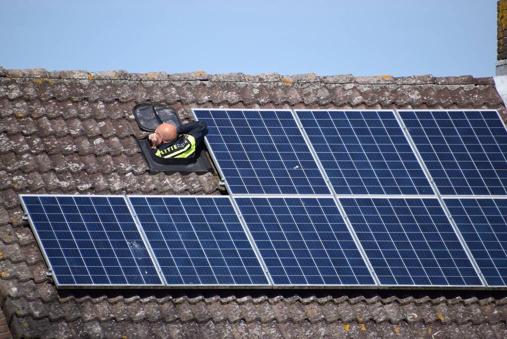Grote inzet hulpdiensten bij man op dak
