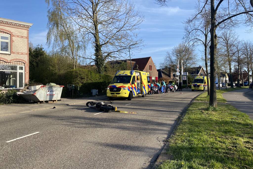 Motorrijder zwaargewond door botsing tegen lantarenpaal