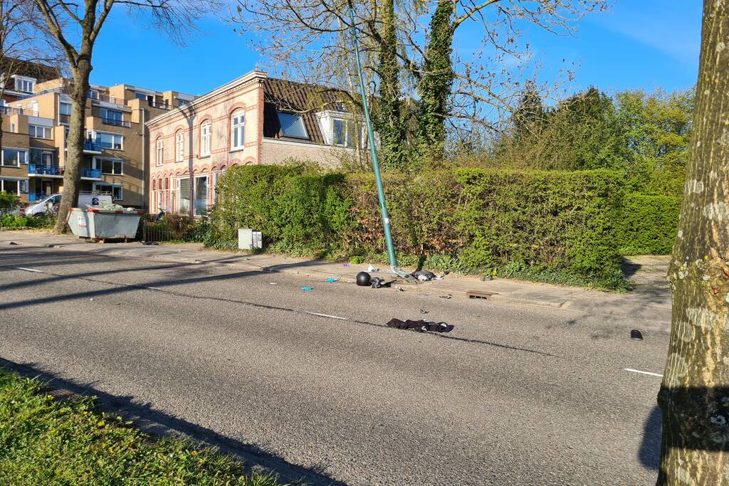 Motorrijder zwaargewond door botsing tegen lantarenpaal