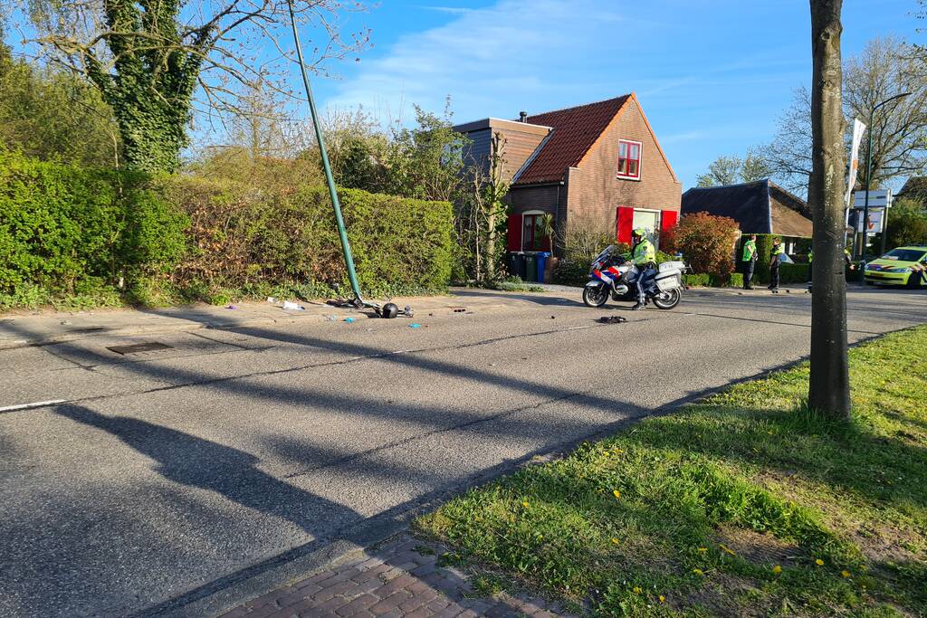 Motorrijder zwaargewond door botsing tegen lantarenpaal