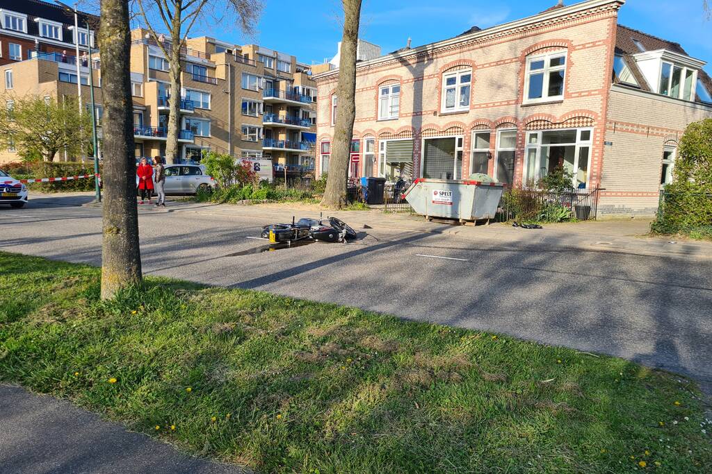 Motorrijder zwaargewond door botsing tegen lantarenpaal