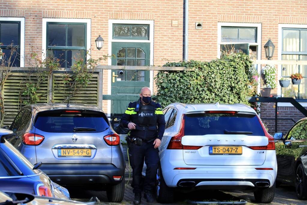 Man met bivakmuts lost schoten