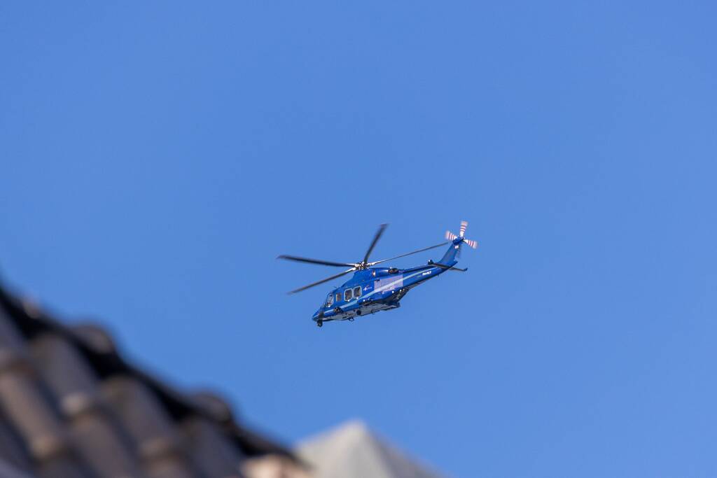 Man met bivakmuts lost schoten