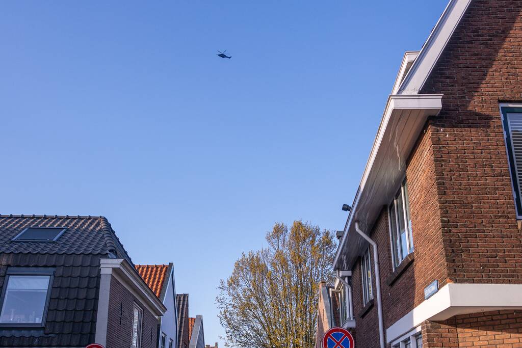 Man met bivakmuts lost schoten