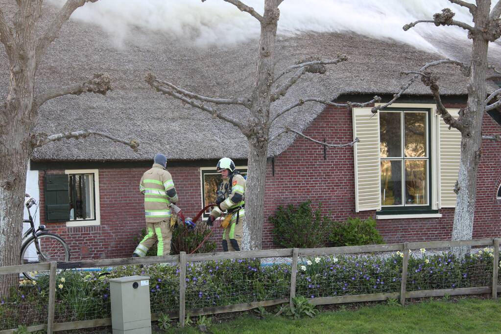 Veel rookontwikkeling door brand in rietendak van woonboederij