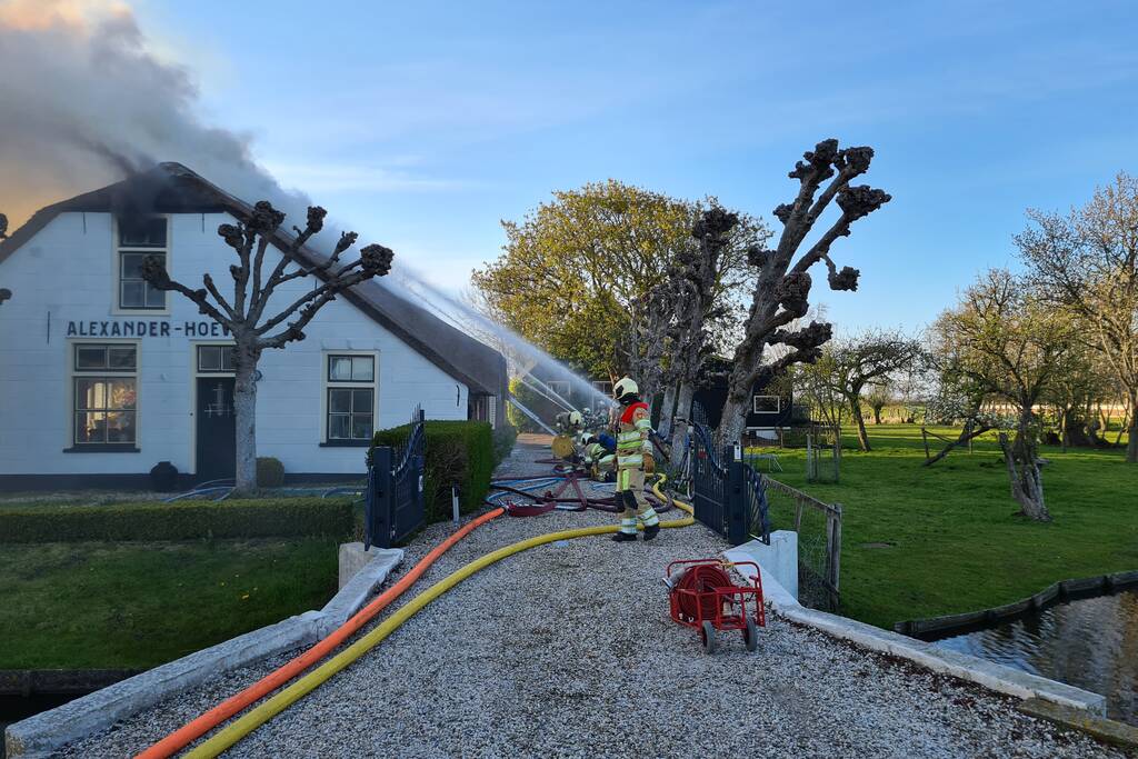 Veel rookontwikkeling door brand in rietendak van woonboederij