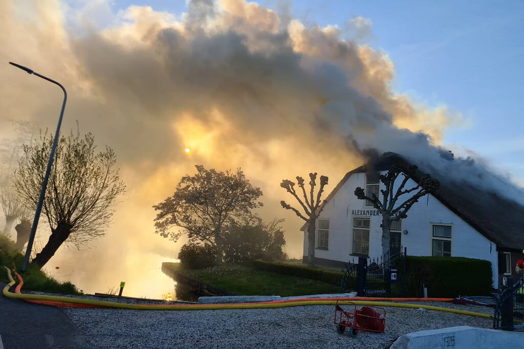 Veel rookontwikkeling door brand in rietendak van woonboederij