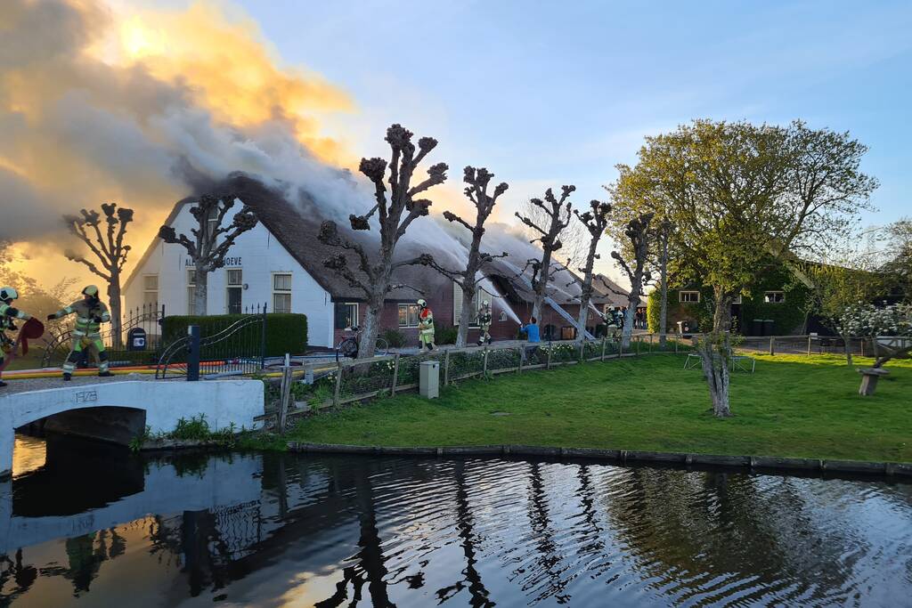 Veel rookontwikkeling door brand in rietendak van woonboederij