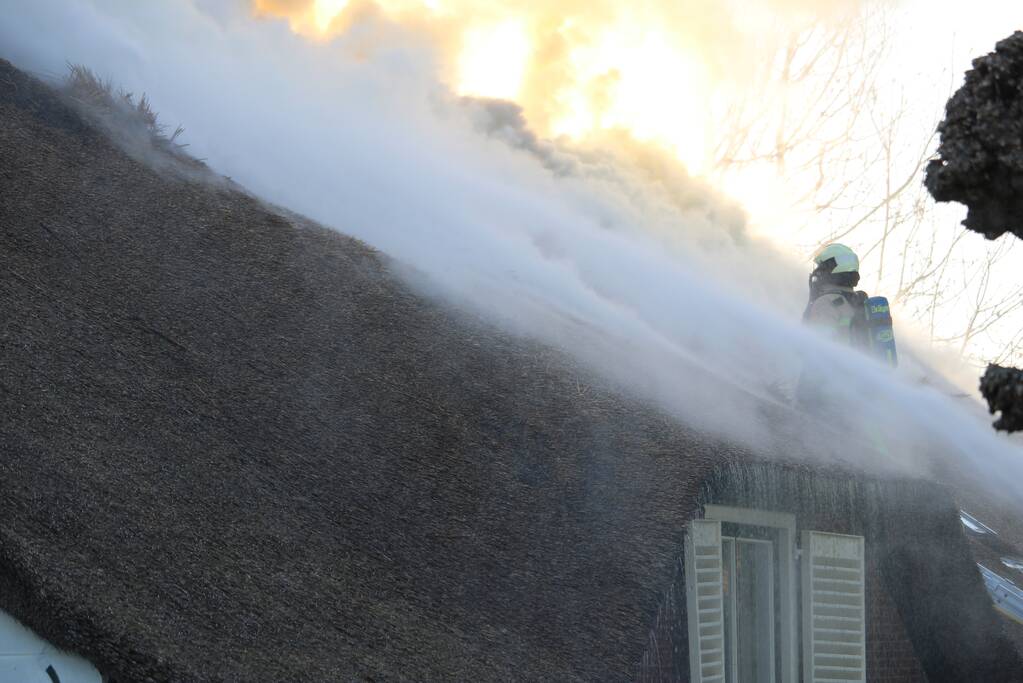 Veel rookontwikkeling door brand in rietendak van woonboederij