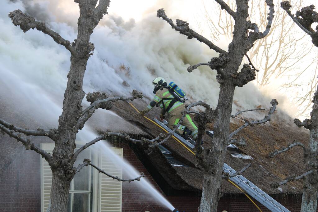 Veel rookontwikkeling door brand in rietendak van woonboederij