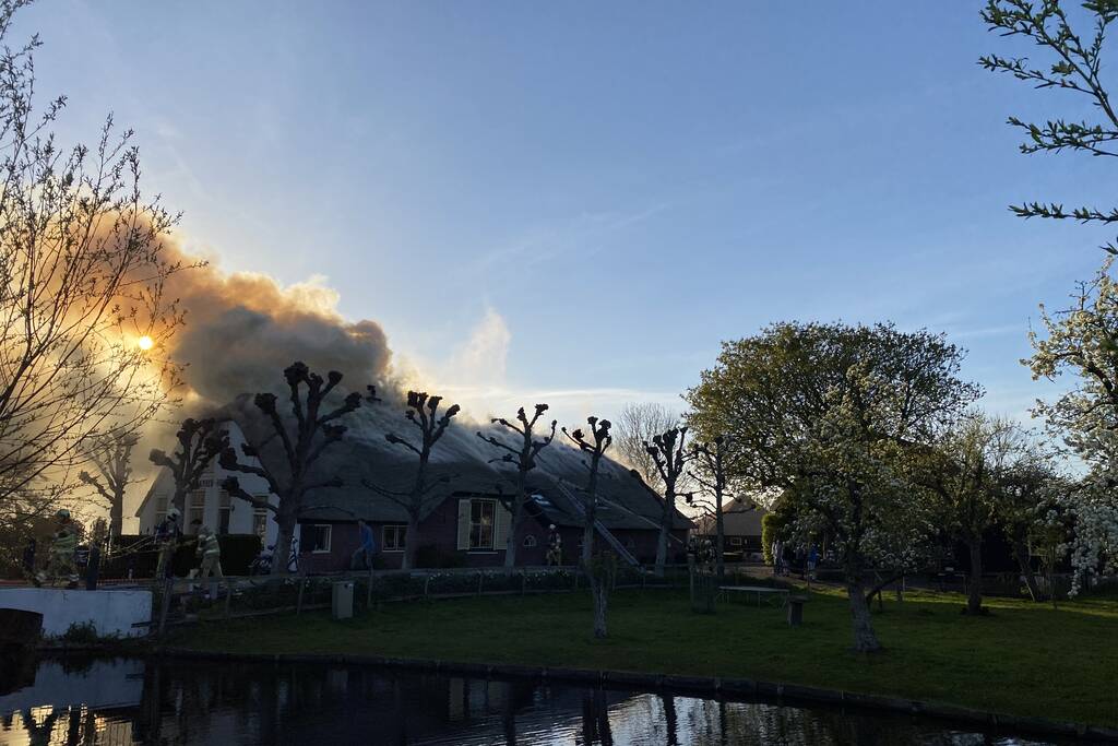 Veel rookontwikkeling door brand in rietendak van woonboederij