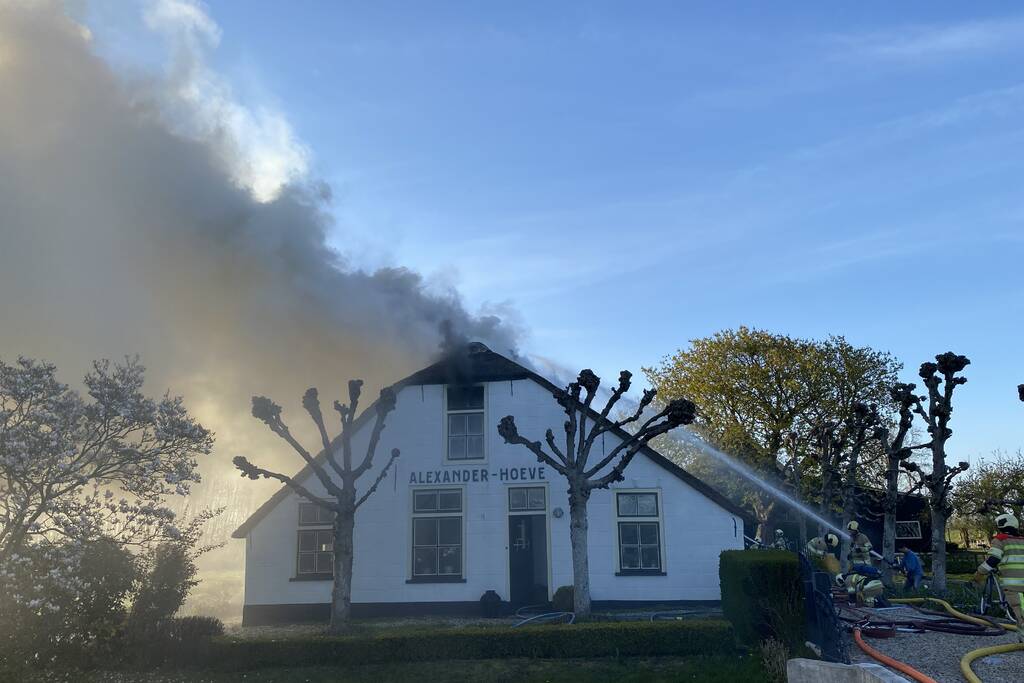 Veel rookontwikkeling door brand in rietendak van woonboederij
