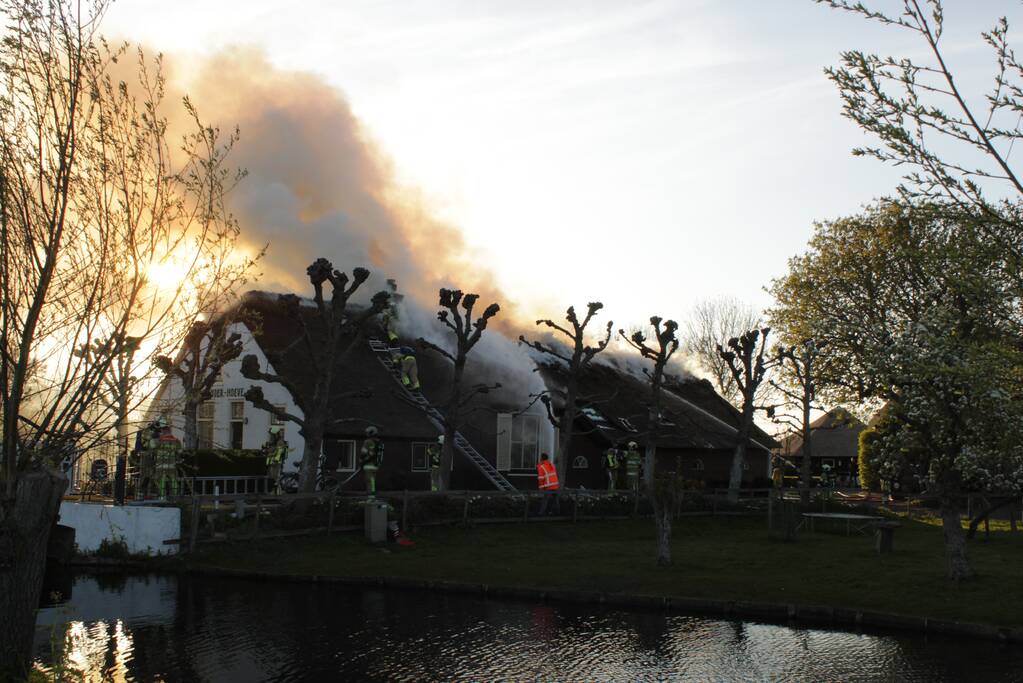 Veel rookontwikkeling door brand in rietendak van woonboederij