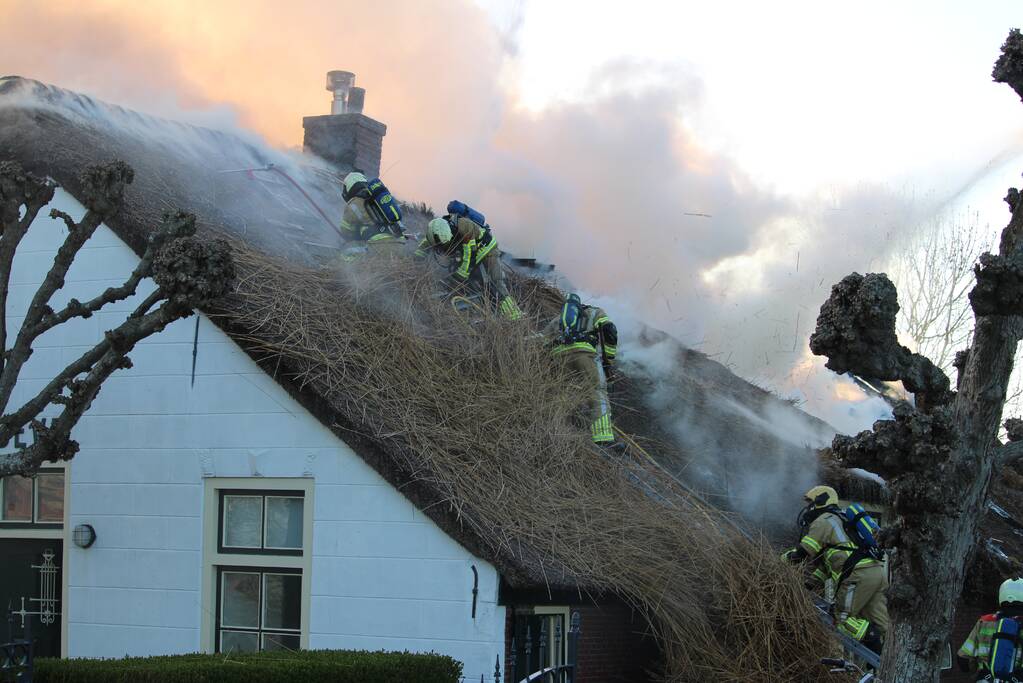 Veel rookontwikkeling door brand in rietendak van woonboederij
