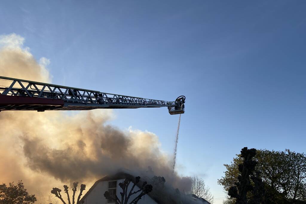 Veel rookontwikkeling door brand in rietendak van woonboederij