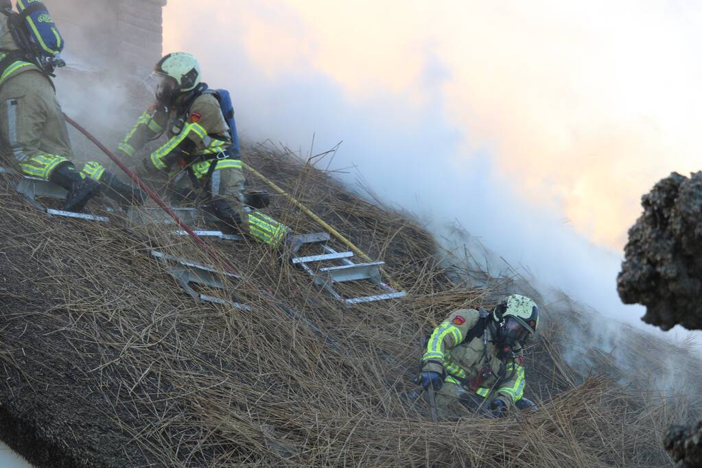 Veel rookontwikkeling door brand in rietendak van woonboederij