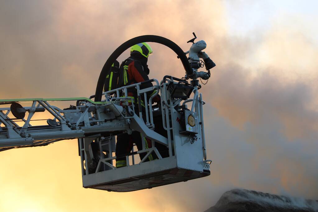 Veel rookontwikkeling door brand in rietendak van woonboederij