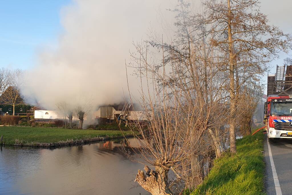 Veel rookontwikkeling door brand in rietendak van woonboederij