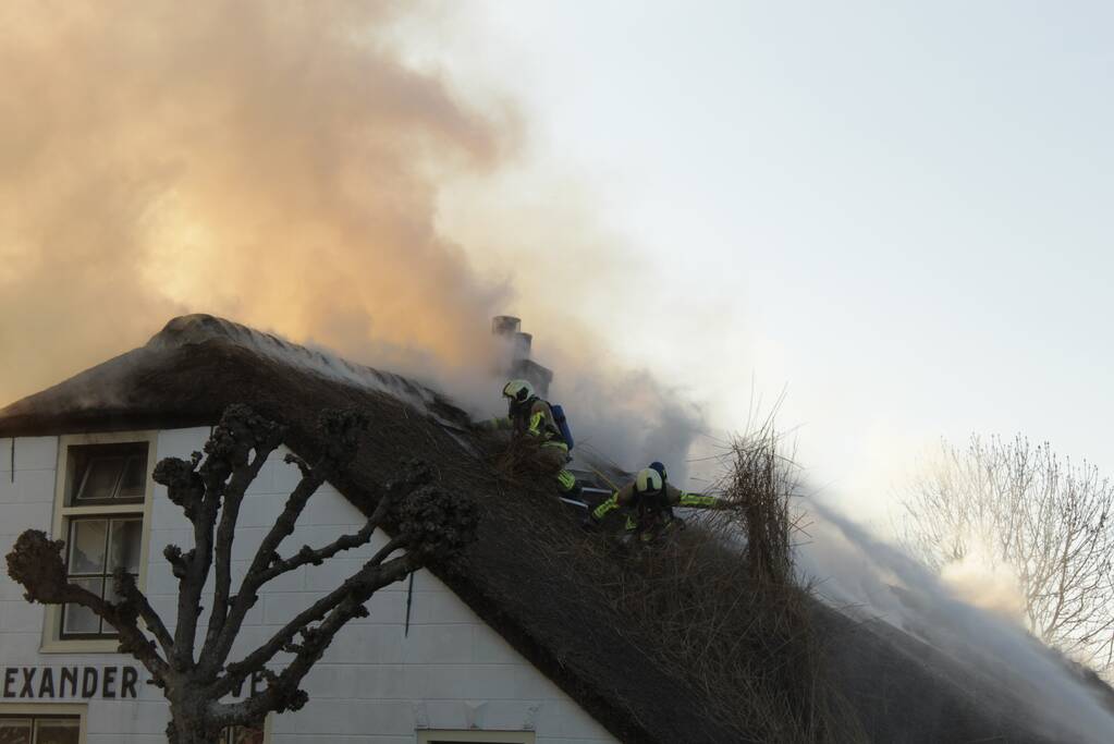 Veel rookontwikkeling door brand in rietendak van woonboederij