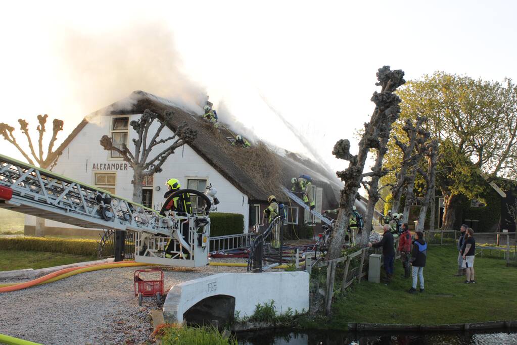 Veel rookontwikkeling door brand in rietendak van woonboederij