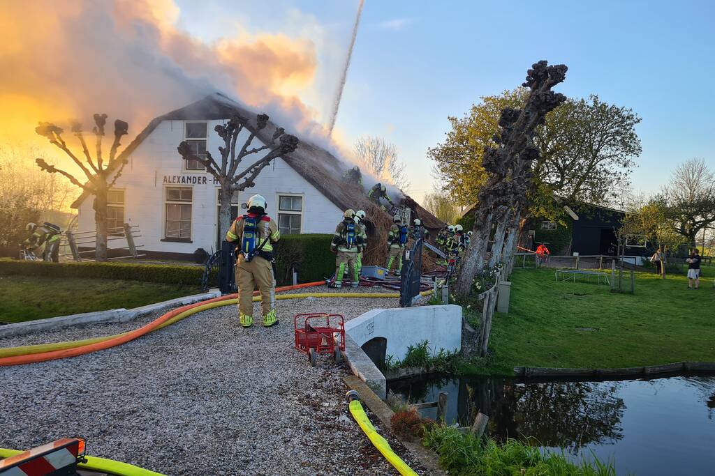 Veel rookontwikkeling door brand in rietendak van woonboederij