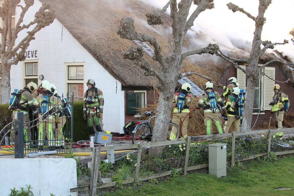 Veel rookontwikkeling door brand in rietendak van woonboederij