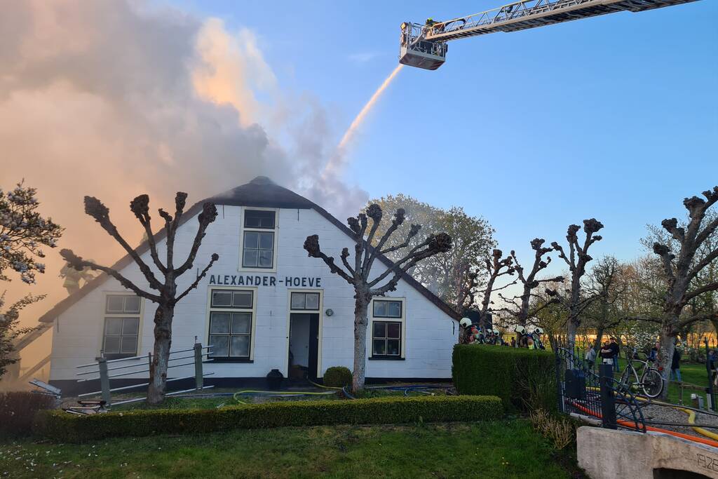 Veel rookontwikkeling door brand in rietendak van woonboederij
