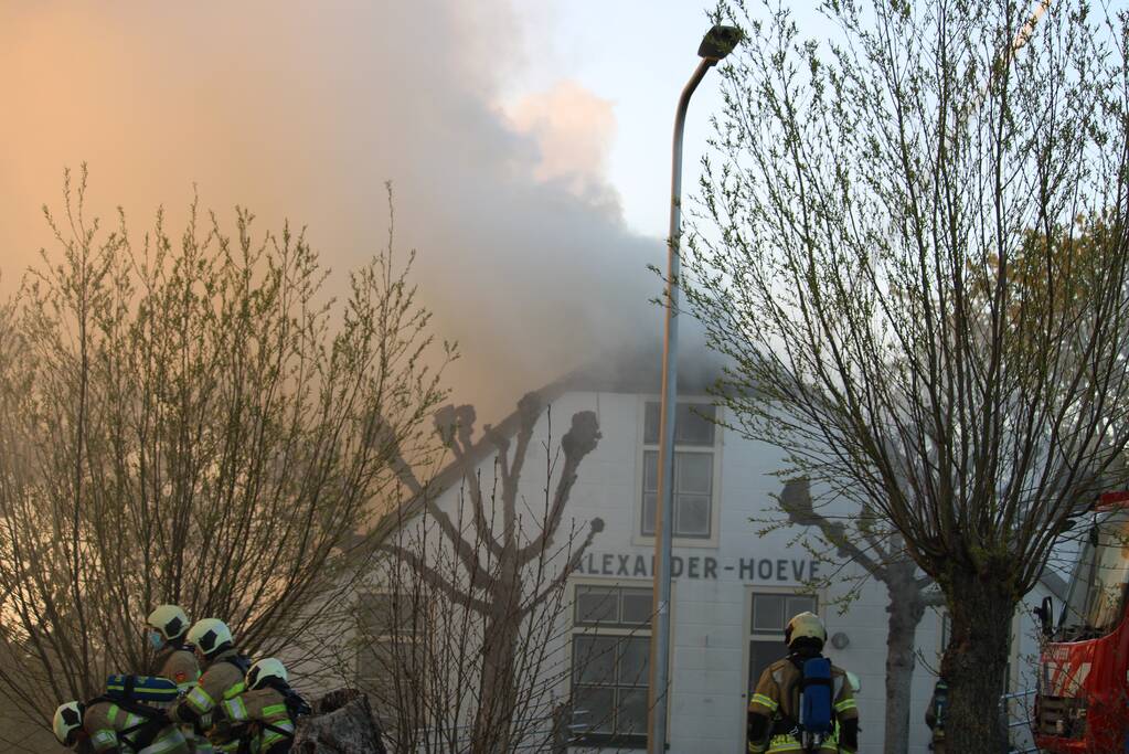 Veel rookontwikkeling door brand in rietendak van woonboederij