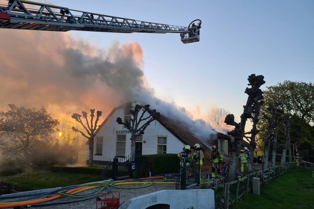 Veel rookontwikkeling door brand in rietendak van woonboederij