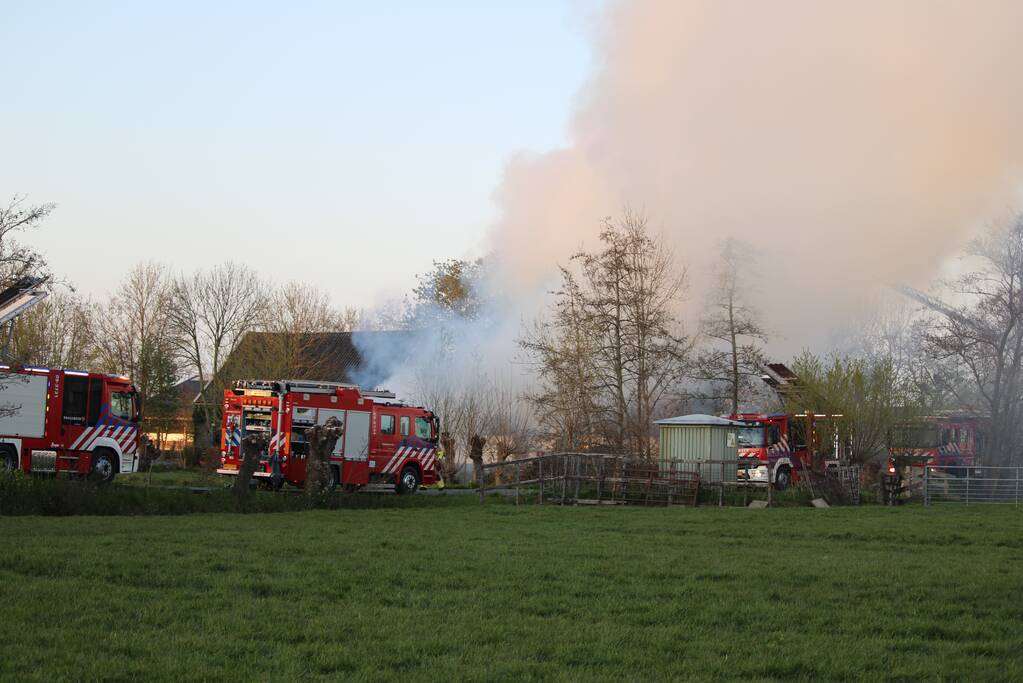 Veel rookontwikkeling door brand in rietendak van woonboederij