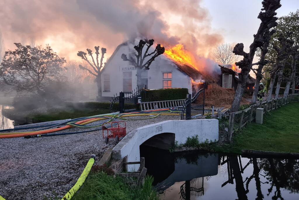 Veel rookontwikkeling door brand in rietendak van woonboederij