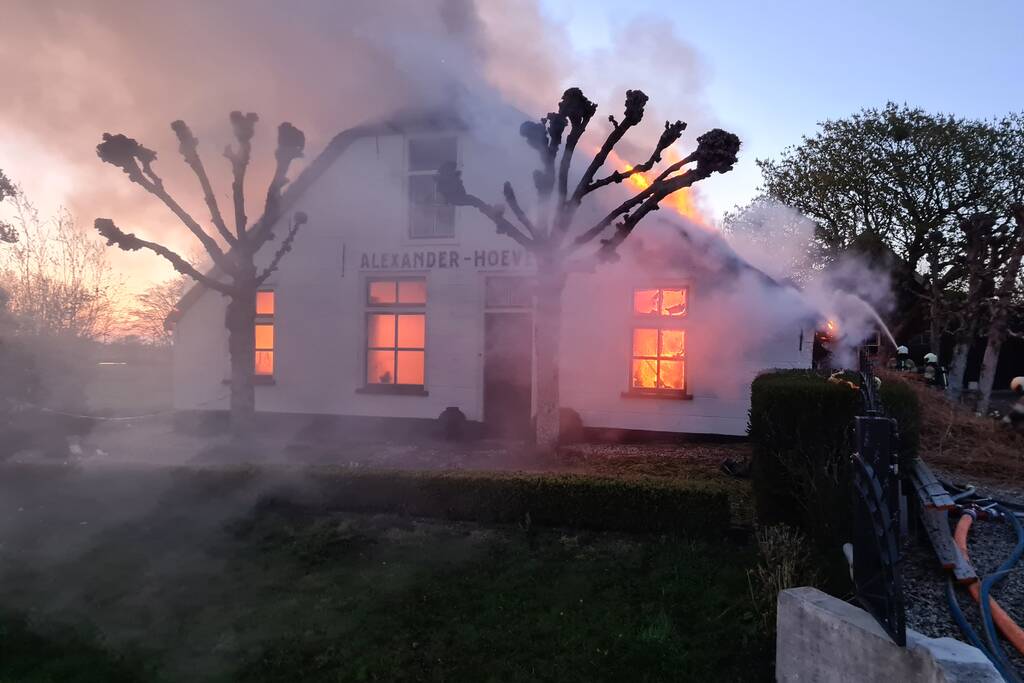Veel rookontwikkeling door brand in rietendak van woonboederij