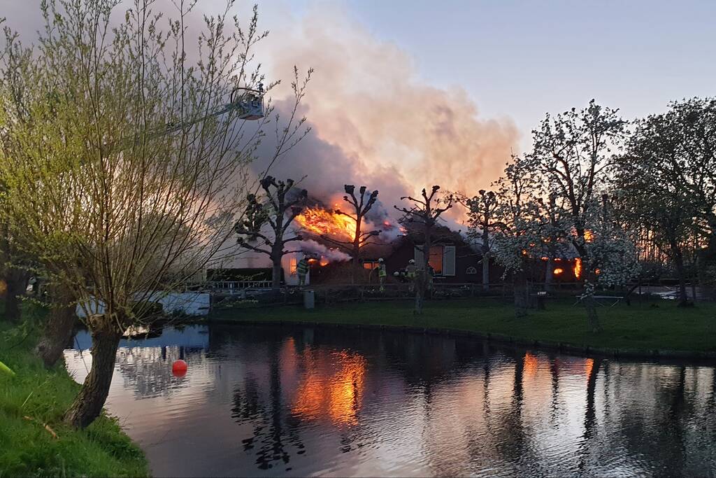 Veel rookontwikkeling door brand in rietendak van woonboederij
