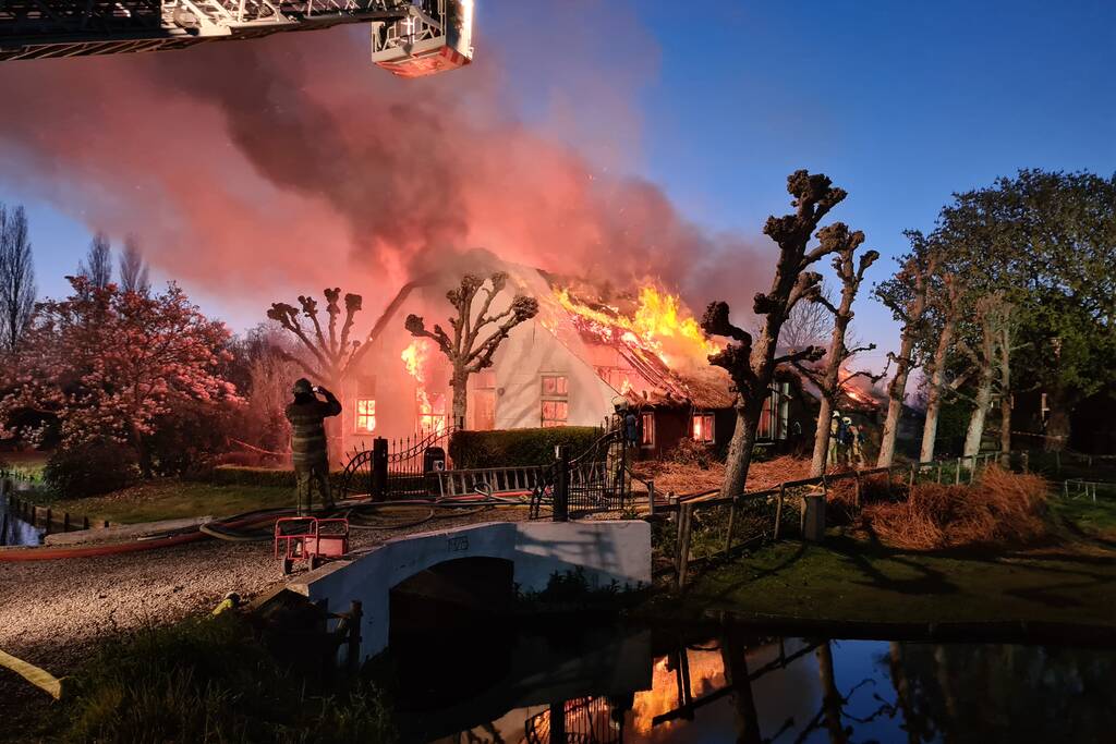 Veel rookontwikkeling door brand in rietendak van woonboederij