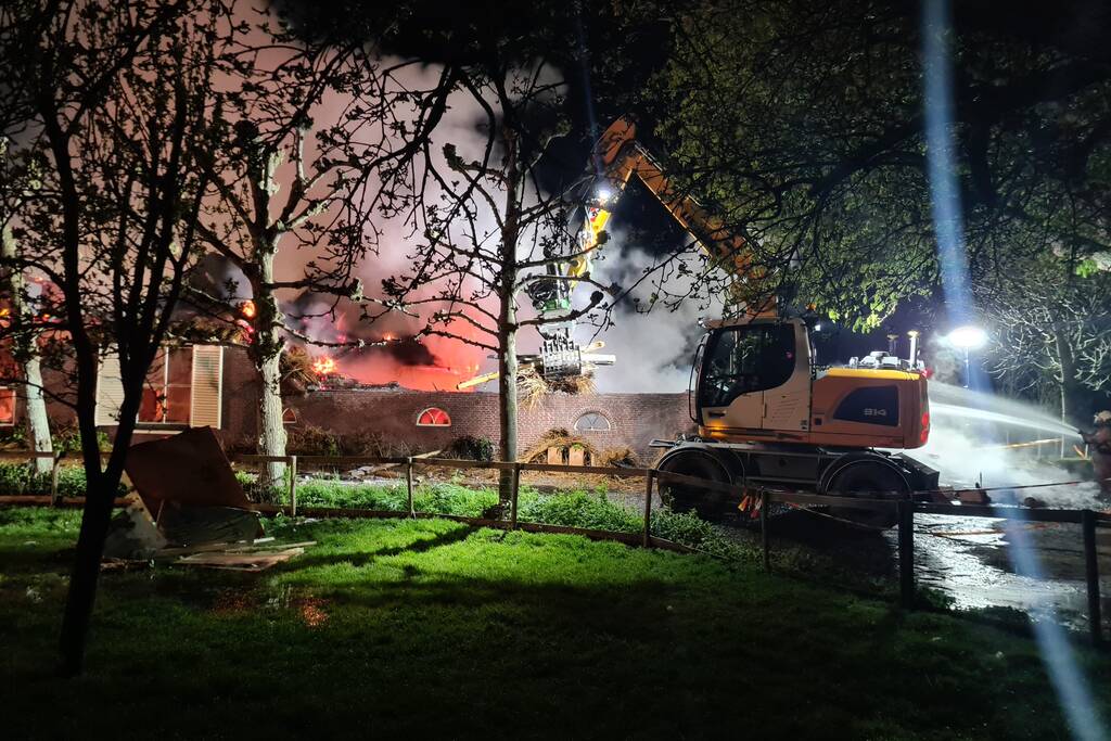 Veel rookontwikkeling door brand in rietendak van woonboederij