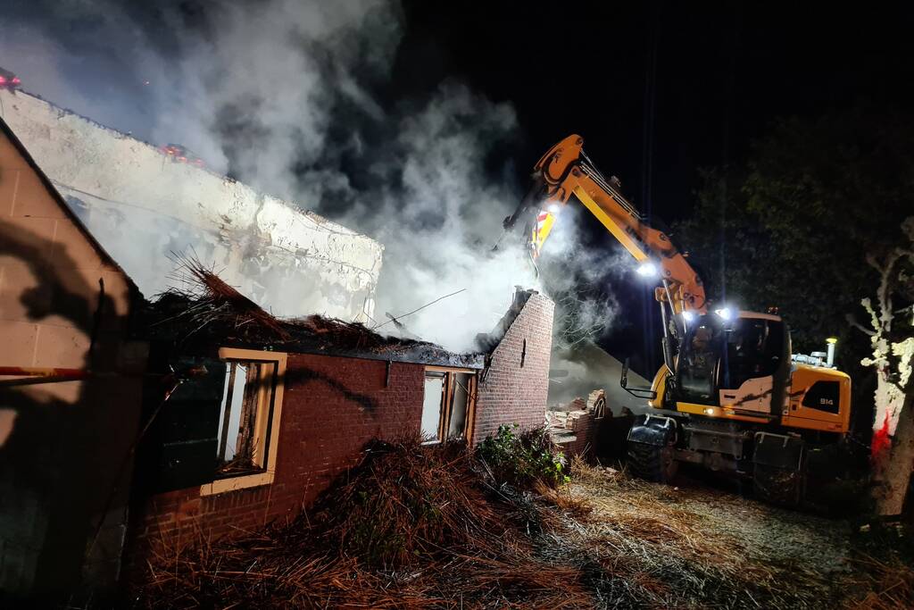 Veel rookontwikkeling door brand in rietendak van woonboederij