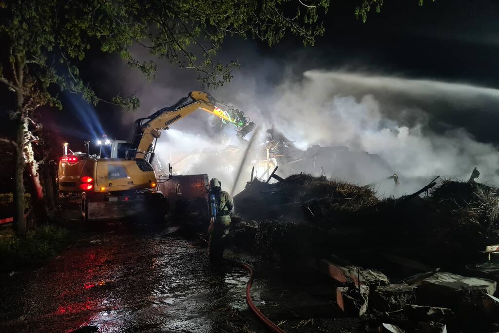 Veel rookontwikkeling door brand in rietendak van woonboederij