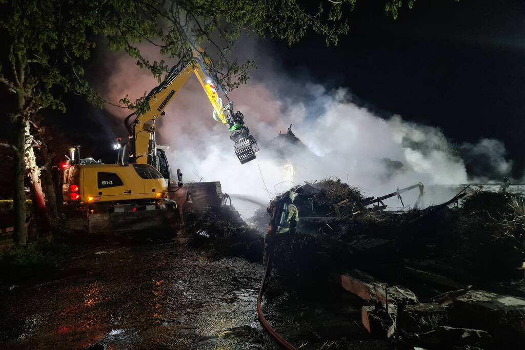 Veel rookontwikkeling door brand in rietendak van woonboederij