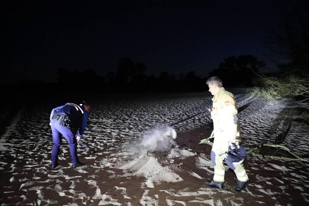 Brandweer dooft buitenbrand met zand