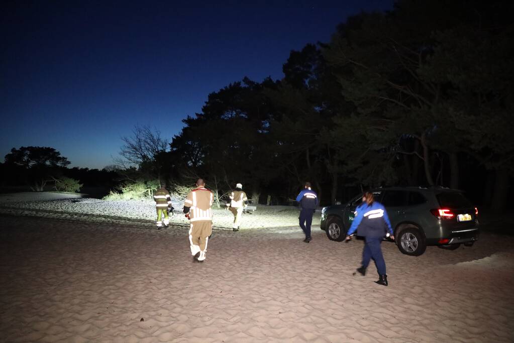 Brandweer dooft buitenbrand met zand