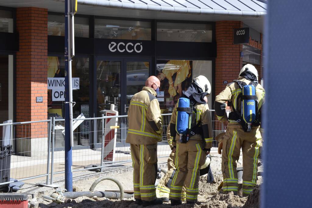 Gaslek bij graafwerkzaamheden in winkelstraat