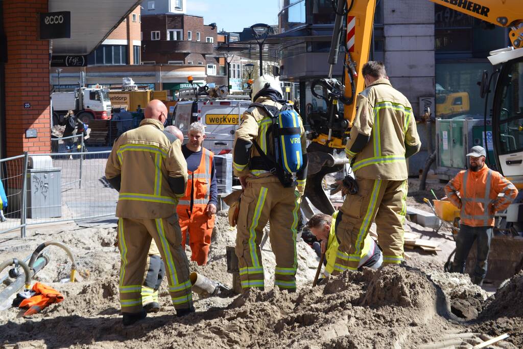 Gaslek bij graafwerkzaamheden in winkelstraat