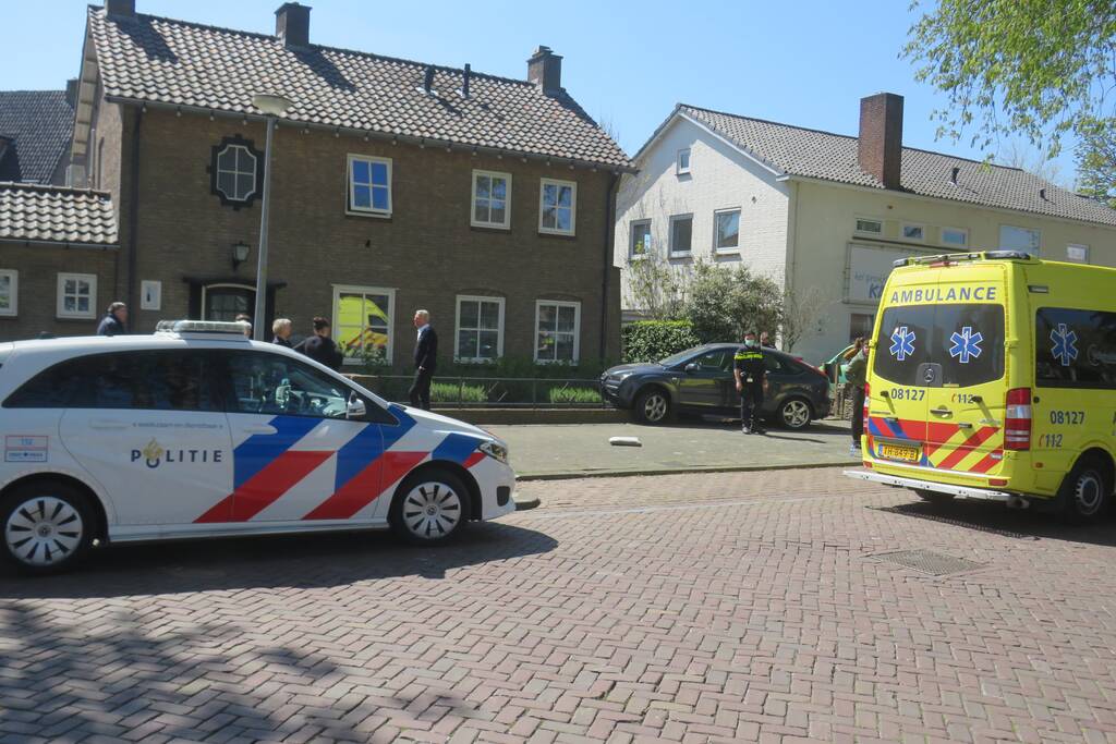 Bestuurder rijdt met auto op tuinhek